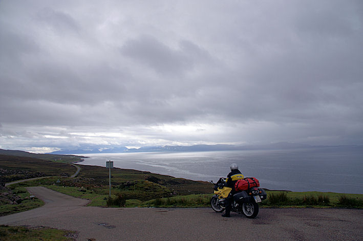Isle of Rona, dahinter liegt Skye
